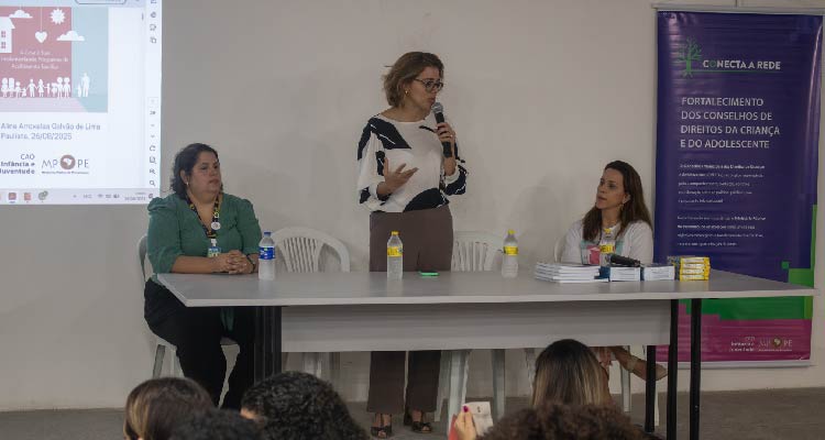 Foto de mesa com palestrantes