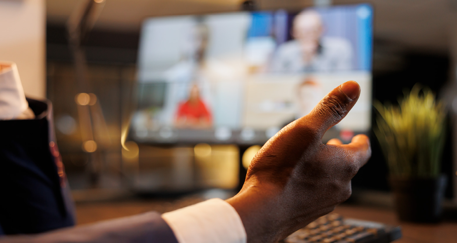 Imagem de mão diante de tela de computador