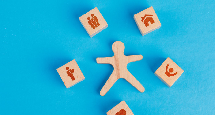 Fotografia de jogo de montar em madeira com ícones de pessoas em família