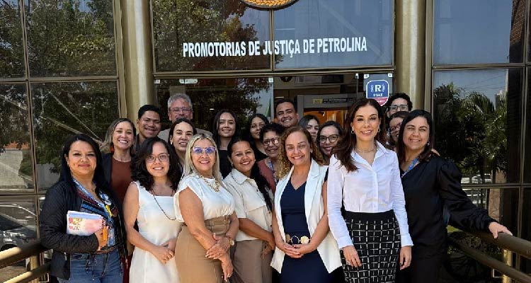 Fotografia de participantes da reunião posando em frente à sede de promotorias de Petrolina