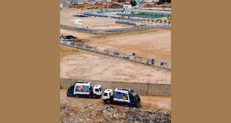 Fotografia de caminhões em área descampada