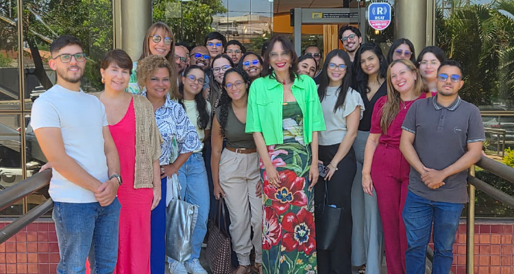 Fotografia dos participantes do encontro em frente à sede de Promotorias