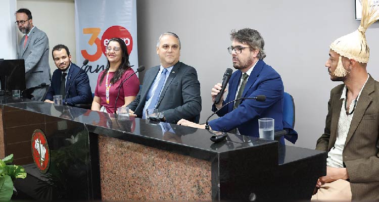 Imagem da mesa com participantes do evento
