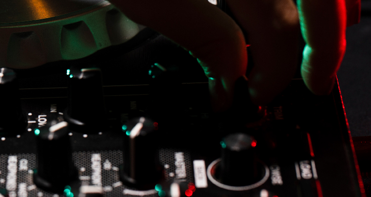 Fotografia parcial de um teclado eletrônico típico de DJs