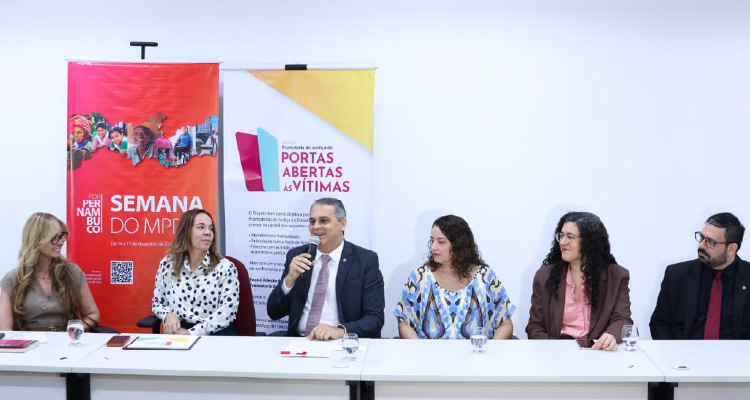 Fotografia de mesa com participantes do lançamento