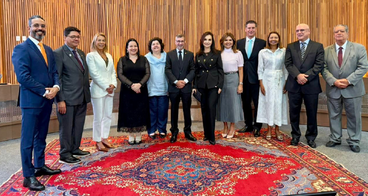 Fotografia de participantes da cerimônia posando em pé, lado a lado