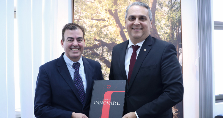 PGJ e advogado Rafael Cavalcanti posam pra foto segurando o livro