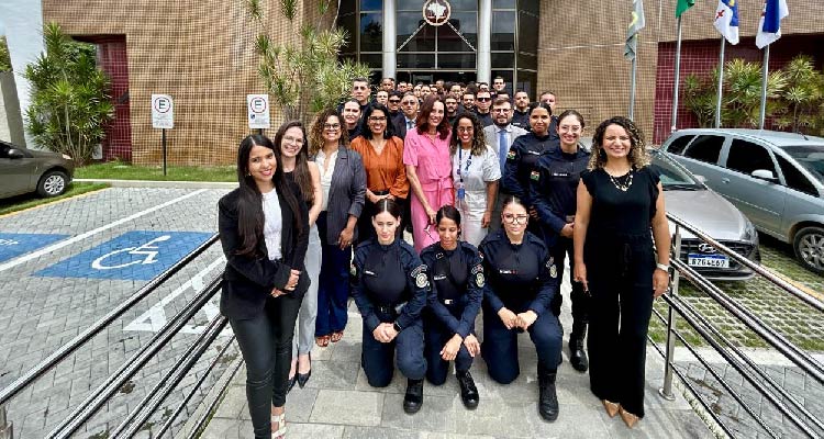 Fotografia de participantes do encontro em frente ao prédio das Promotorias de Caruaru