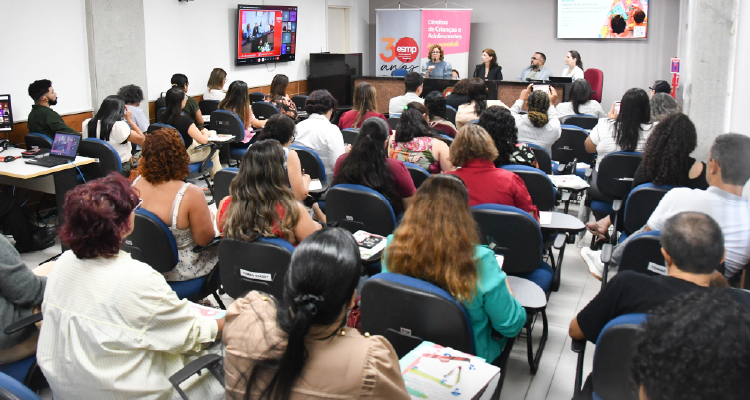 Fotografia de pessoas no auditório acompanhando o evento