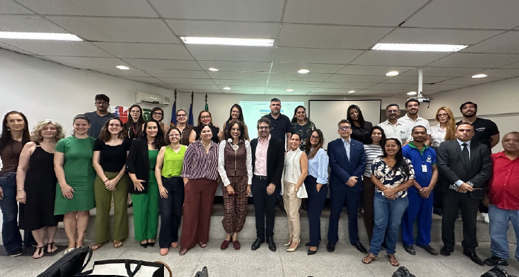 Fotografia dos participantes do evento juntos em pé 
