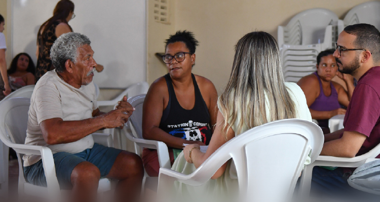 Fotografia de participantes do encontro discutindo