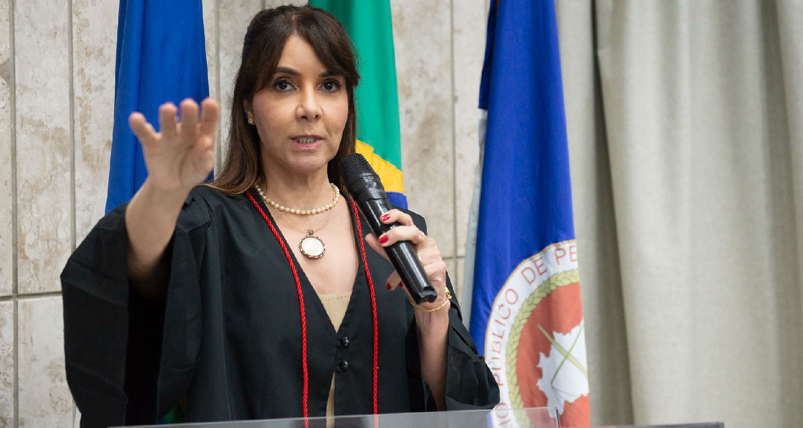 Fotografia da nova procuradora durante o juramento