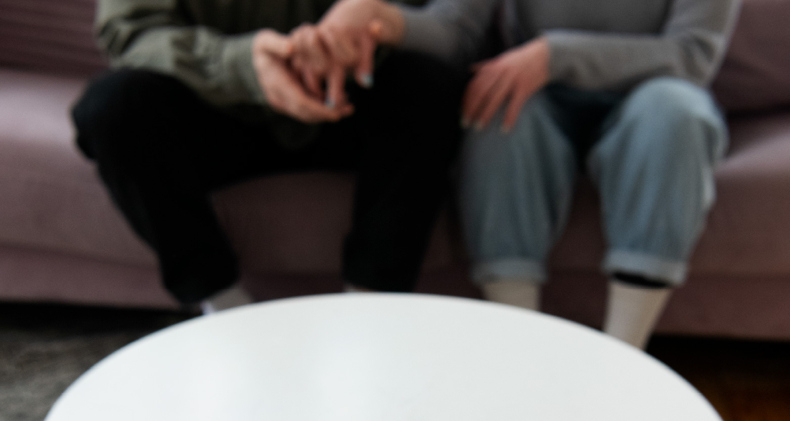 Fotografia de pessoas juntas sentadas em sofá