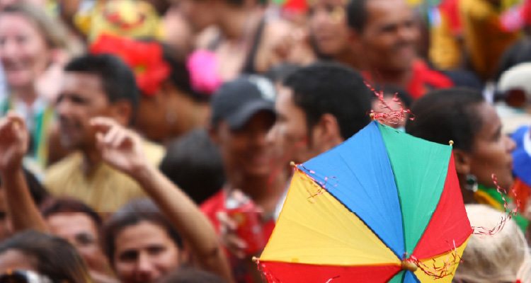 Fotografia de multidão brincando carnaval na rua