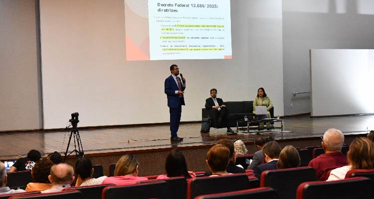 Fotografia dos participantes da audiência com foco no palco