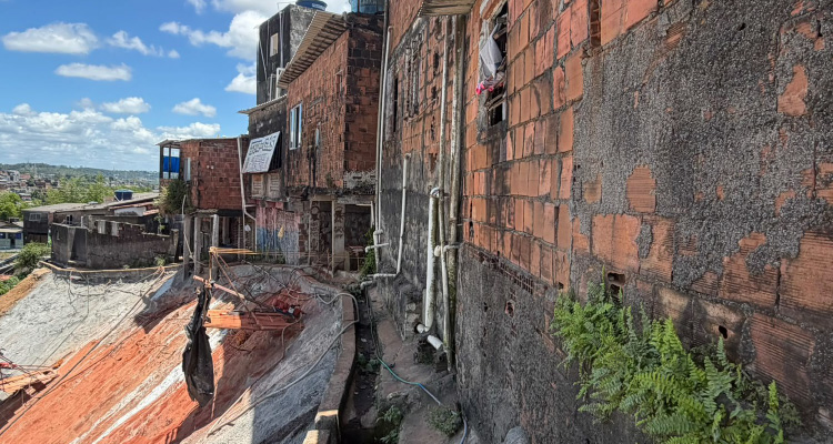 Fotografia de casas na beira de barreira
