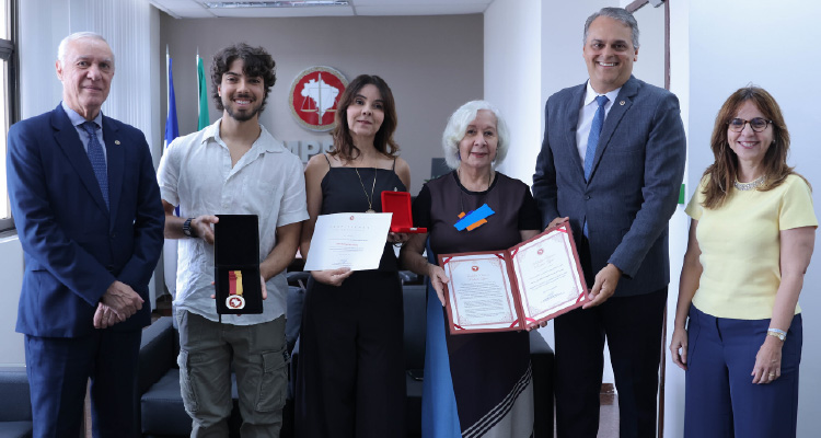 Fotografia da família do agraciado ao lado do PGJ