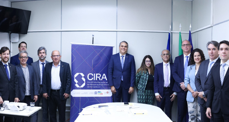 Fotografia dos participantes da reunião posando e pé lado a lado