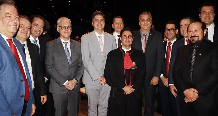 Fotografia de diversos convidados ao lado do PGJ da Paraíba