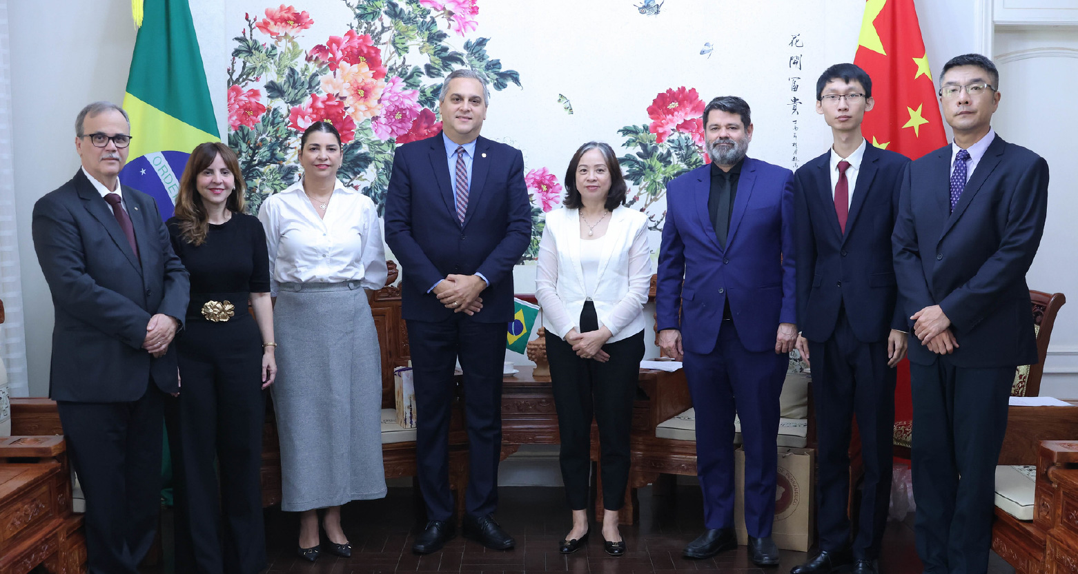 Foto dos participantes do encontro posando em pé para a câmera