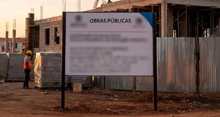 Imagem de placa na frente de construção 