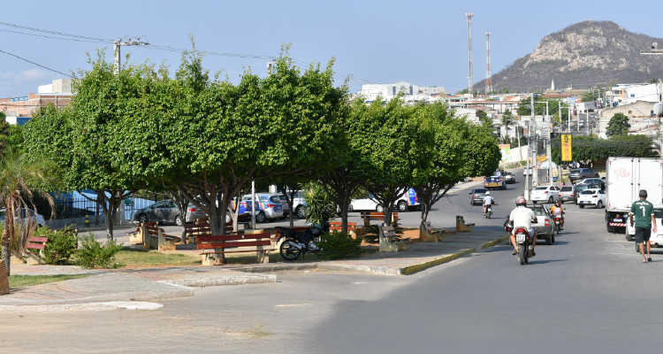 Fotografia de ruas de Salgueiro com veículos