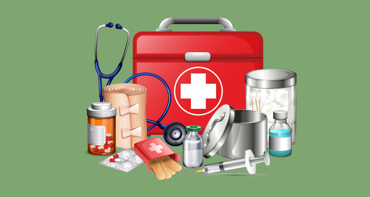 Ilustração traz, com um fundo verde, maleta vermelha com cruz branca de primeiros socorros e diversos materiais hospitalares.