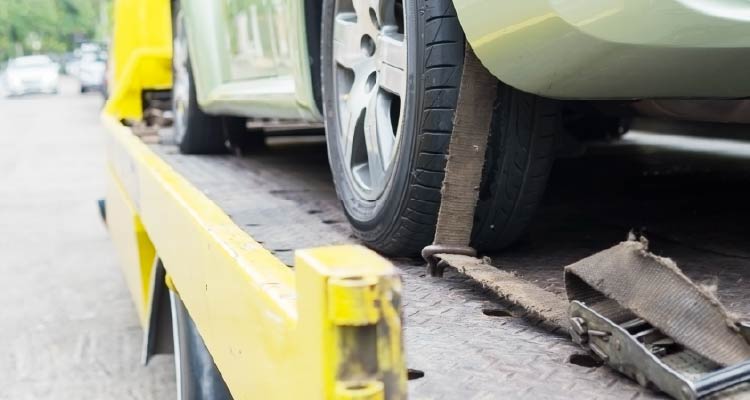 Fotografia de carro sendo rebocado