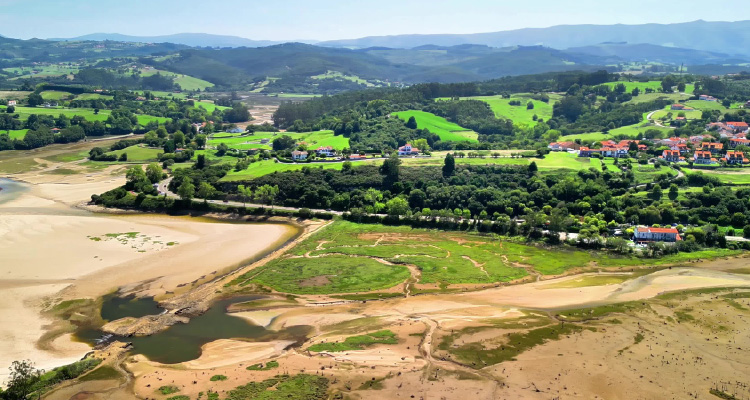 Imagem aérea de terreno com mata e descampados