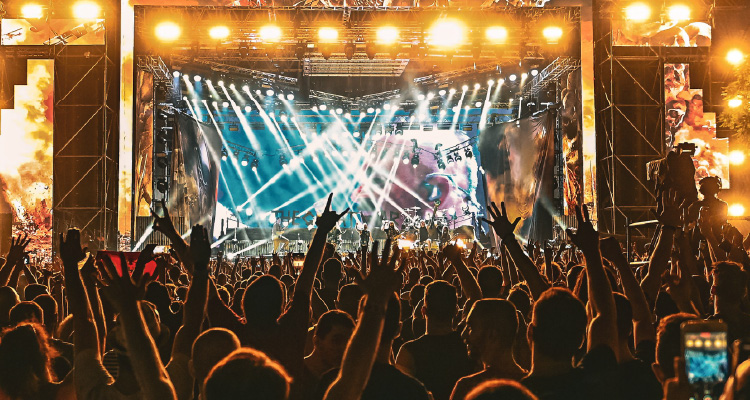 Imagem de pessoas em frente a palco de show