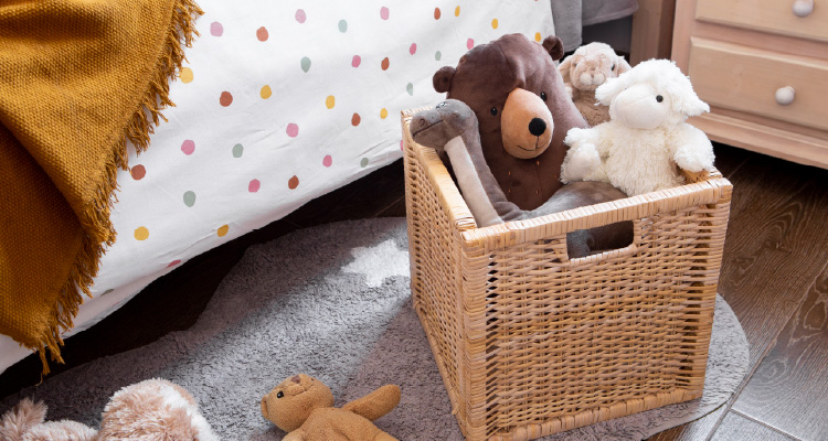 Imagem de cesto com brinquedos em quarto infantil