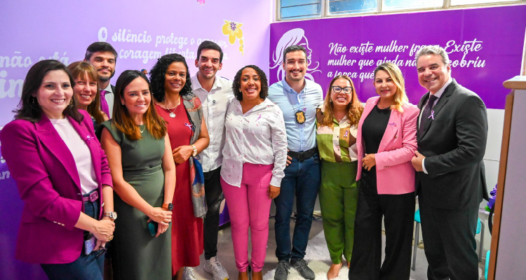 Fotografia dos participantes posando lado a lado dentro da sala lilás