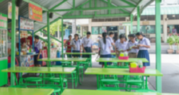 Imagem de estudantes em pátio escolar