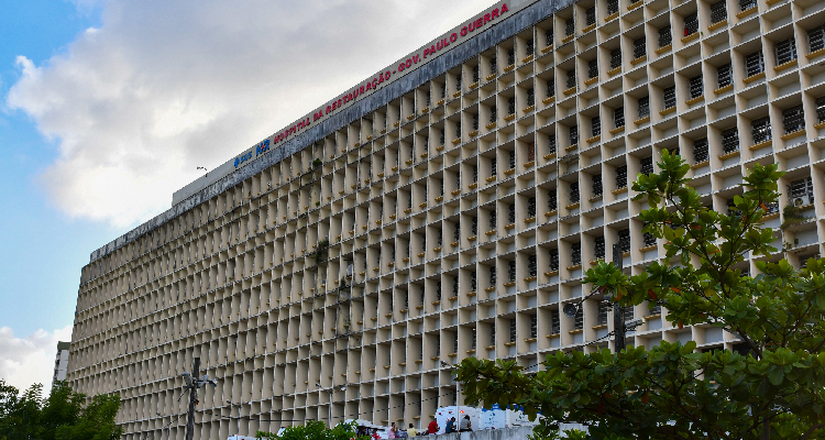 Fotografia mostra a fachada do Hospital da Restauração