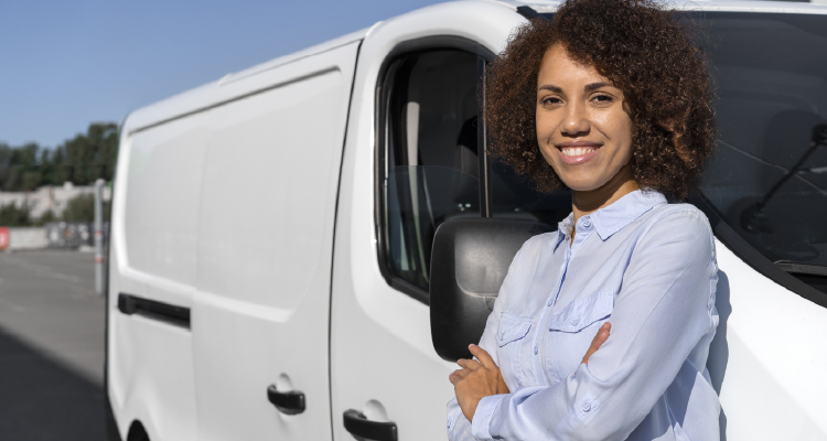 Imagem de mulher recostada em van