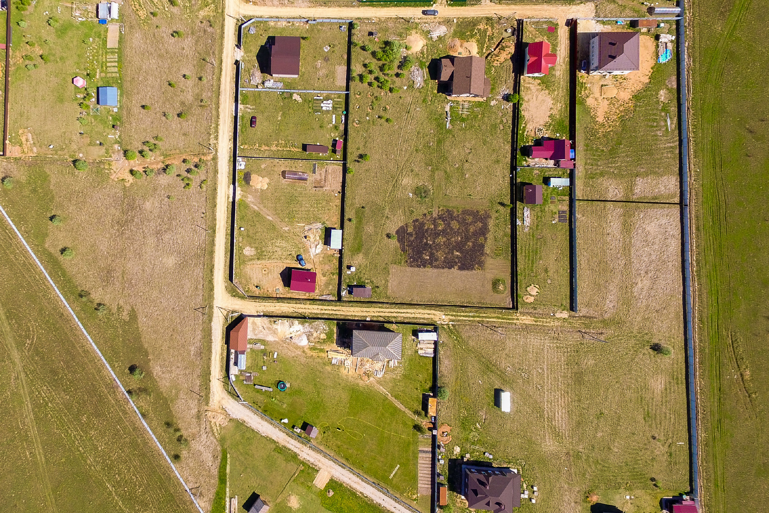 Foto aérea mostra terrenos loteados.