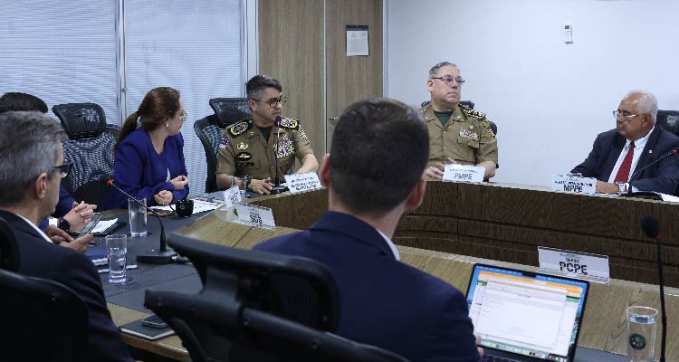 Fotografia dos participantes da reunião sentado em volta da mesa