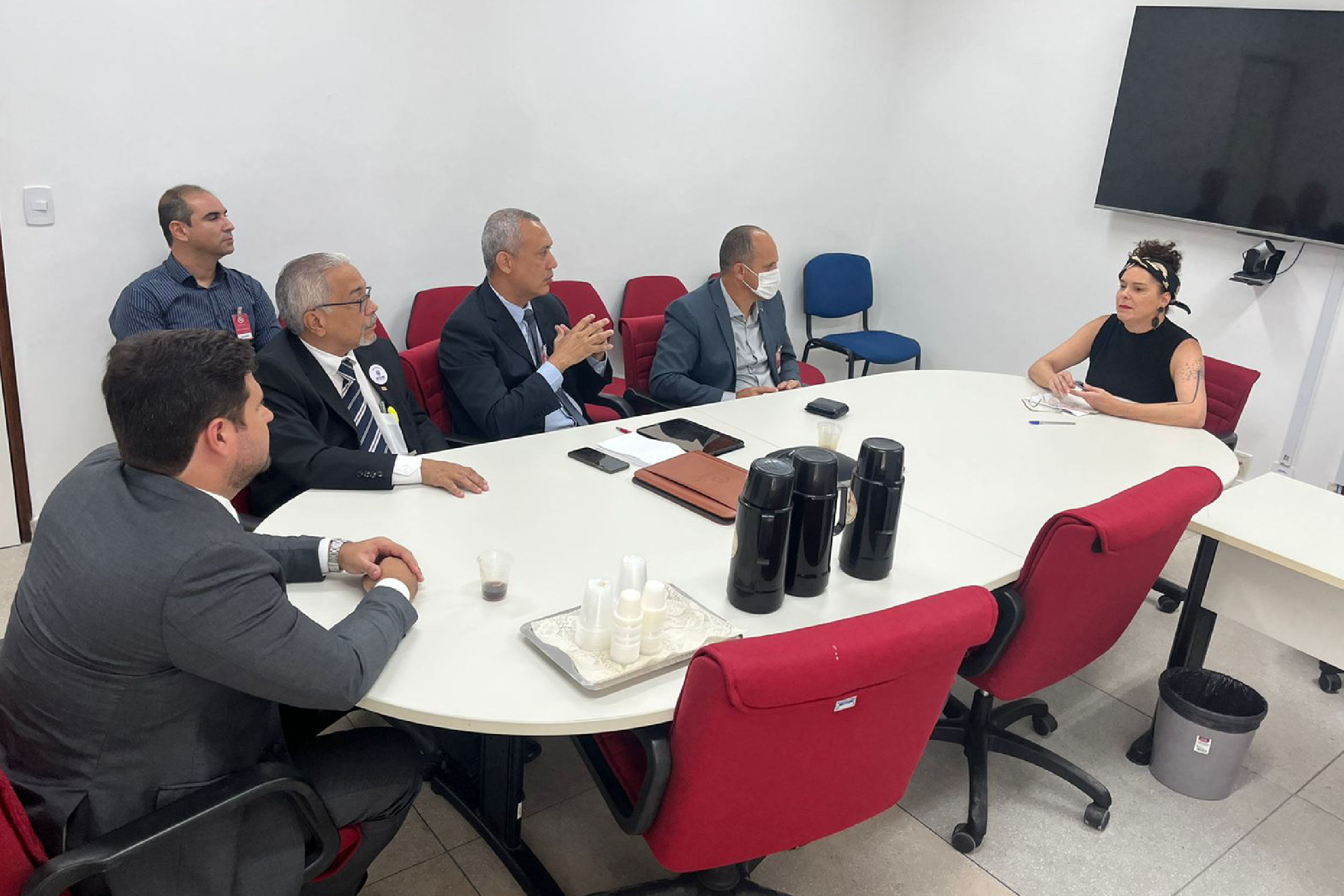 Coordenadora Helena Martins em reunião com representantes da PM