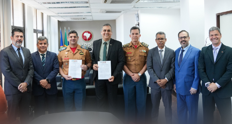 Participantes da reunião posam para fotografia com acordo assinado nas mãos