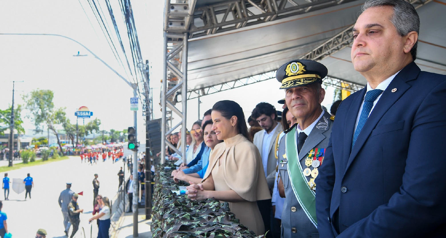 Foto do PGJ no palanque assistindo ao desfile junto à governadora e autoridades