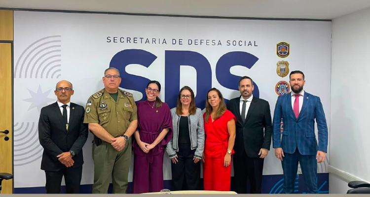 Fotografia dos representantes do MPPE ao lado dos da SDS