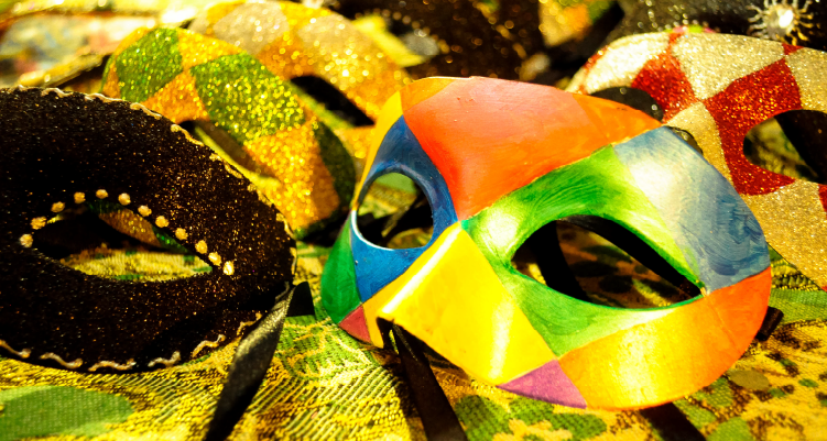 Fotografia de máscaras e adereços carnavalescos