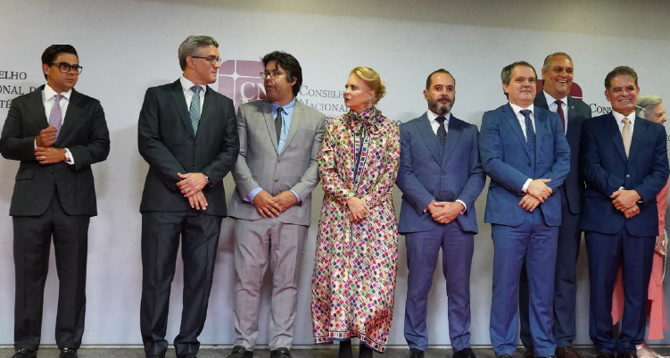 Fotografia do PGJ José Paulo Xavier com empossados 