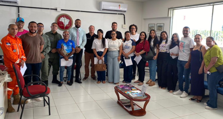 Fotografia dos integrantes da reunião posando em pé lado a lado