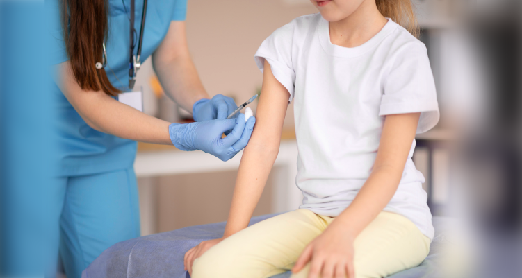 Imagem parcial de criança recebendo vacina injetável no braço