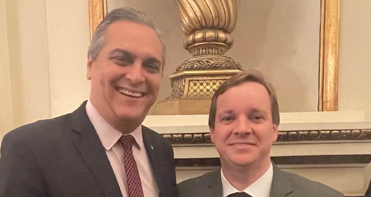 Fotografia do PGJ ao lado do novo desembargador