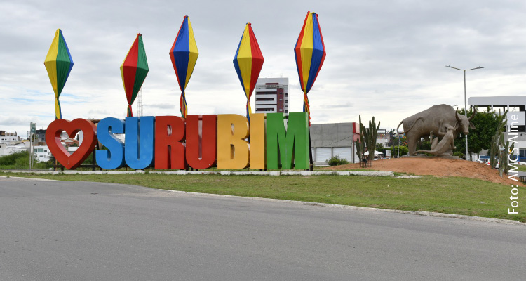 Fotografia do letreiro de entrada de Surubim
