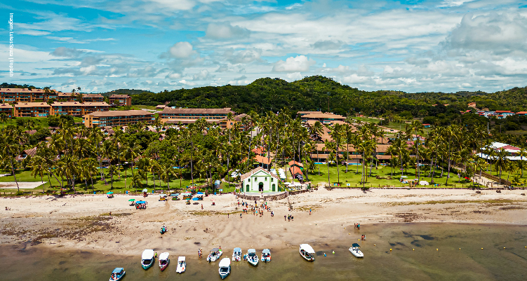 Fotografia aérea da praia de Tamandaré com igreja a beira-mar