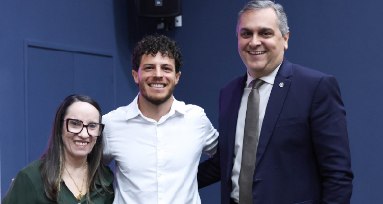 Fotografia de PGJ junto a representante do TJPE e do idealizador do projeto