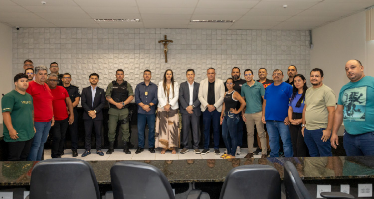 Fotografia de participantes da decisão posando em pé lado a lado